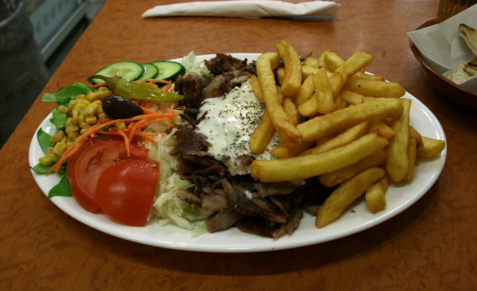 Gyros-Teller mit Pommes frites, Tzatziki und Salat