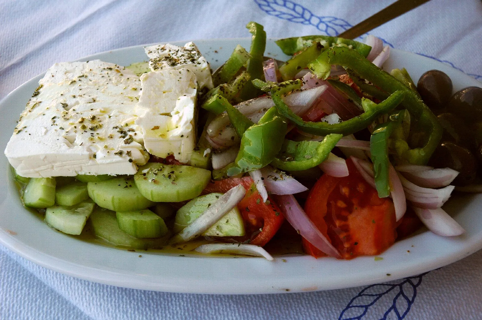 Griechischer Bauernsalat mit Feta, Gurke, Tomate, Paprika, Zwiebeln und Oliven